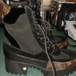 New combat boots no box only worn 1 time